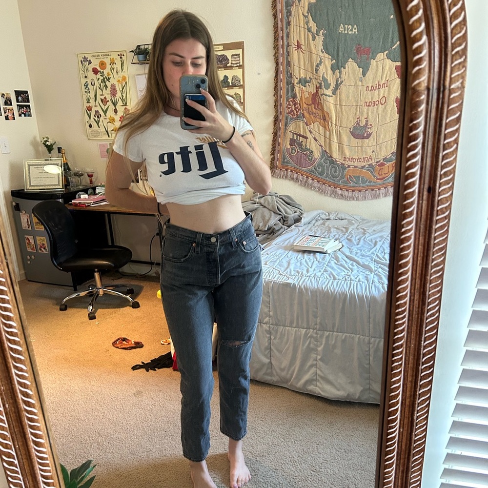 Levi’s low wasted jeans gray size 28! Just like new & hardly worn